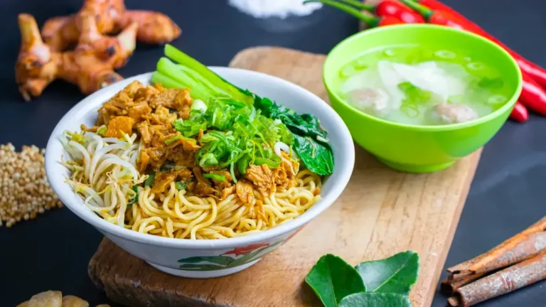 Mei Ayam: Kuliner Khas yang Menggugah Selera