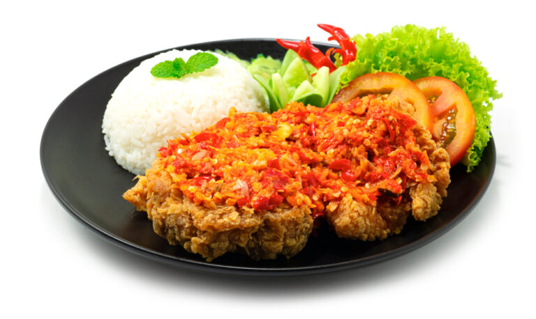 Ayam Geprek: Sensasi Pedas dan Lezat yang Menggoda Selera