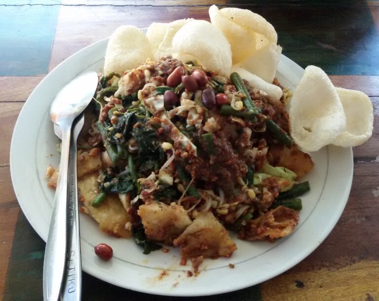 Lotek: Salad Khas Sunda yang Segar dan Lezat