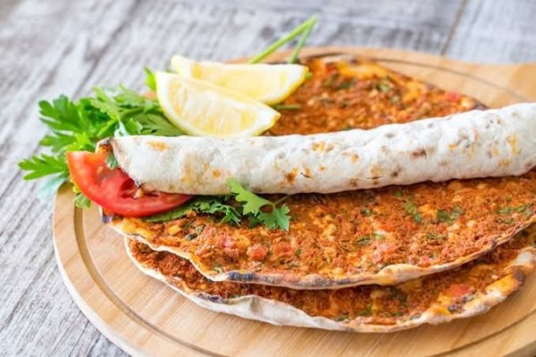 Kuliner Turki Lahmacun: Roti Pizza Khas Timur Tengah