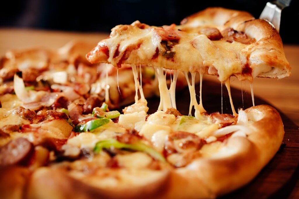 Mengenal Makanan Meatzza: Pizza Daging Lezat dan Menggoda
