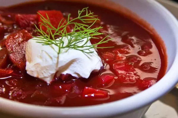 Borscht: Sup Tradisional Berwarna Merah dari Rusia
